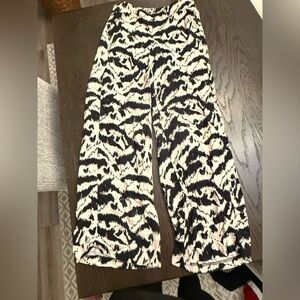 Old Navy Black and Cream Patterned Pants